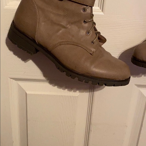 Boot - Picture 4 of 6